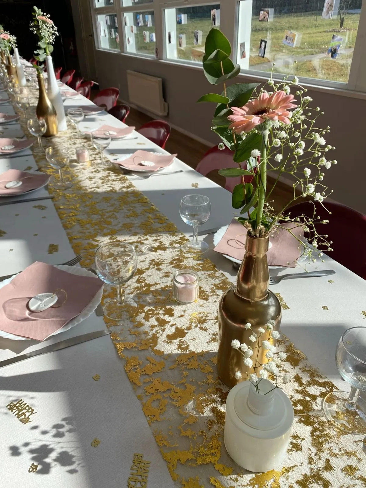 Rosa und goldene Tischdekoration